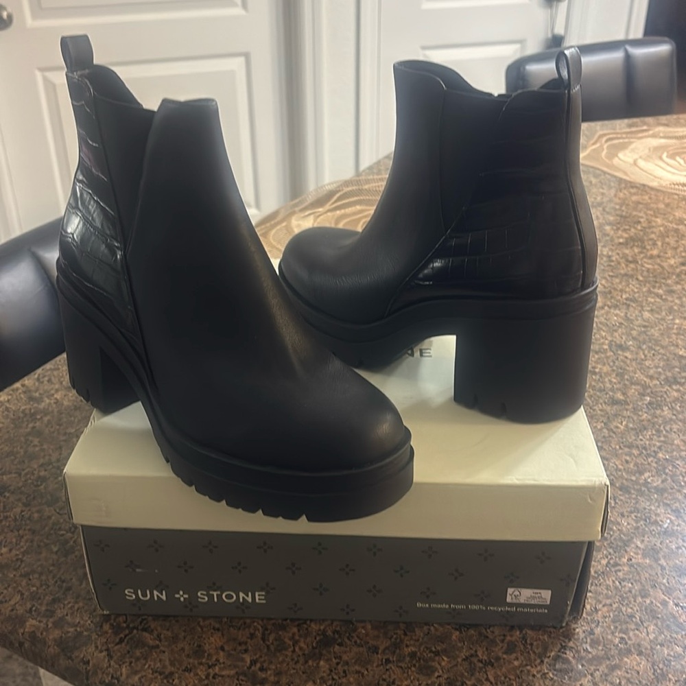 Veronikaa Womens Faux Leather Round Toe Ankle Boots (Black)